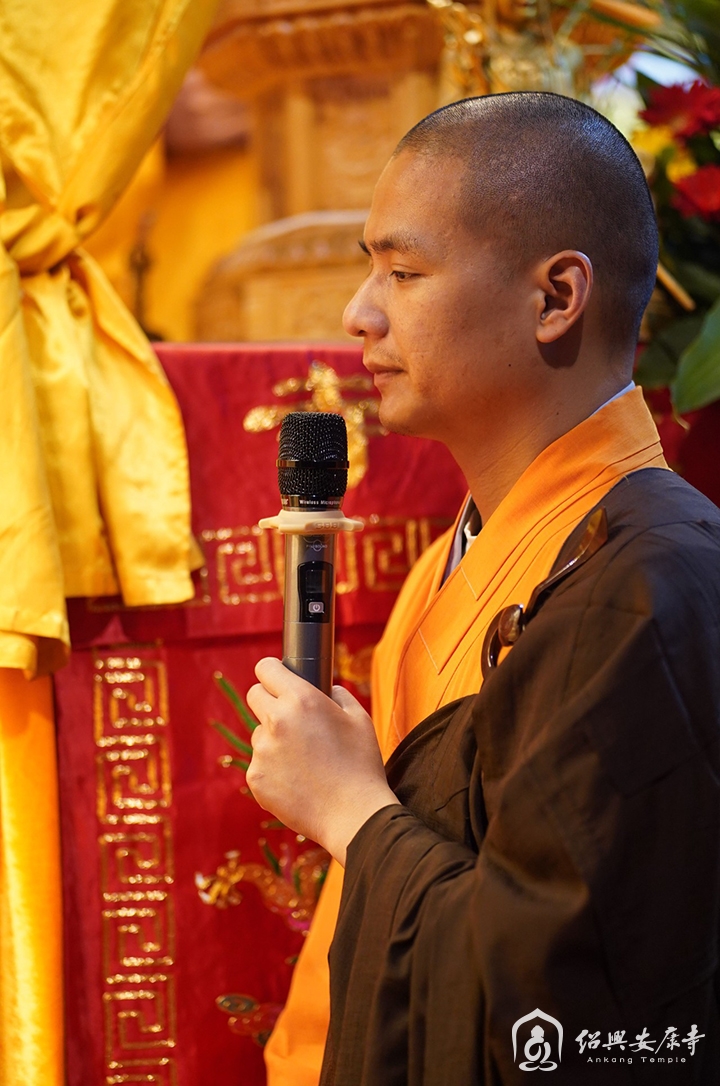本寺方丈法弘法师领众唱诵《戒定真香赞》,带领护法居士们依次上香